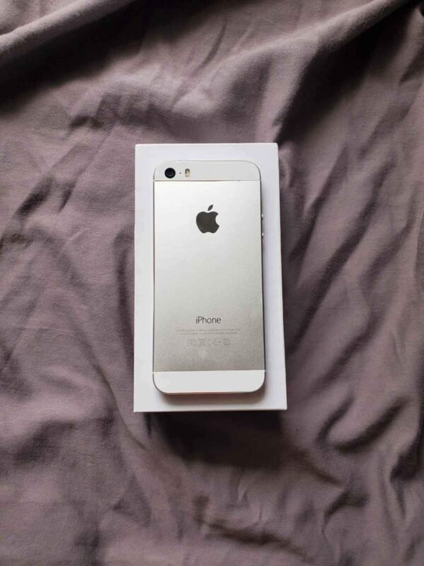 iPhone 5s 64GB: Excellent Condition and Unlocked for Any Carrier - Image 2